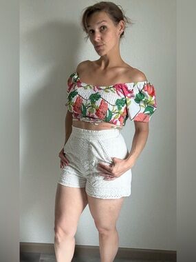 ZARA High Waisted Shorts Cream Eyelet Embroidered Medium Preppy Coastal